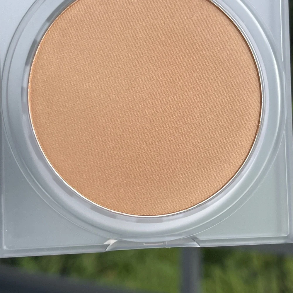 HUDA BEAUTY GloWish Luminous Pressed Powder In 05 Medium